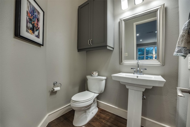 2111 Albany St, Dallas, TX 75201 - bedroom with wood finished floors, recessed lighting, and baseboards