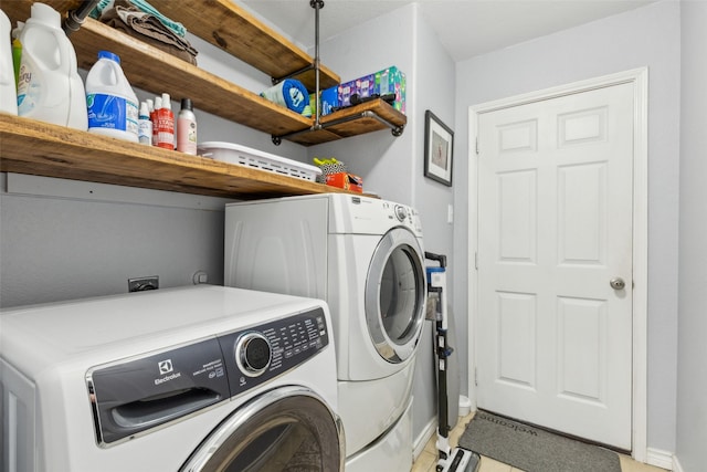 washroom with laundry area, independent washer and dryer, and baseboards