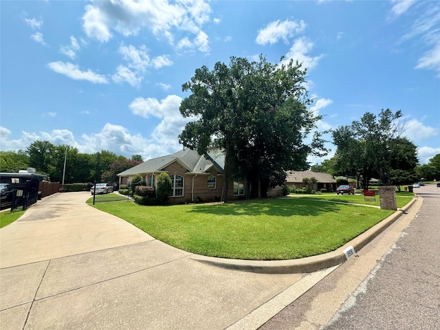 view of front of home featuring a front lawn