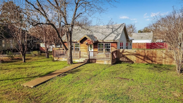 view of front of home featuring fence and a front yard