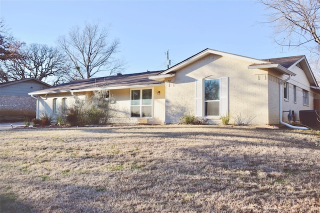 view of front of property featuring brick siding and a front lawn