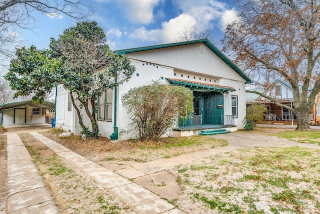 view of front of home with covered porch and a carport