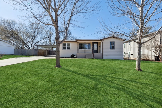 view of front of property featuring an attached carport, fence, driveway, and a front yard