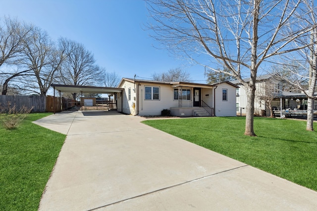 view of front of property featuring fence, a front lawn, and concrete driveway