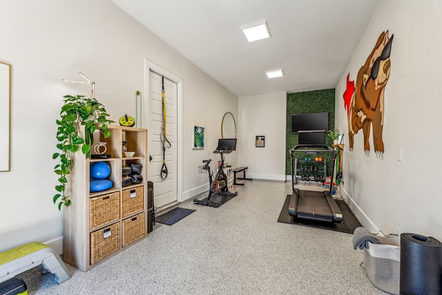 exercise area featuring baseboards