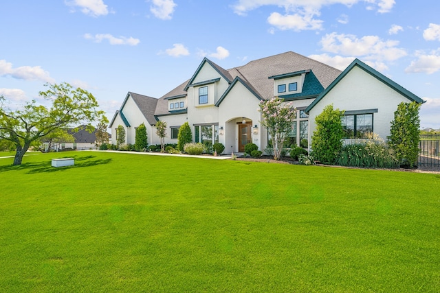 view of front of property featuring a front yard