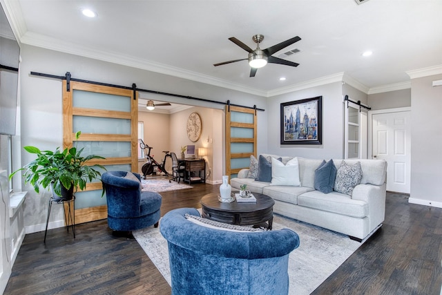 living area with dark wood-style floors, a barn door, visible vents, and a ceiling fan