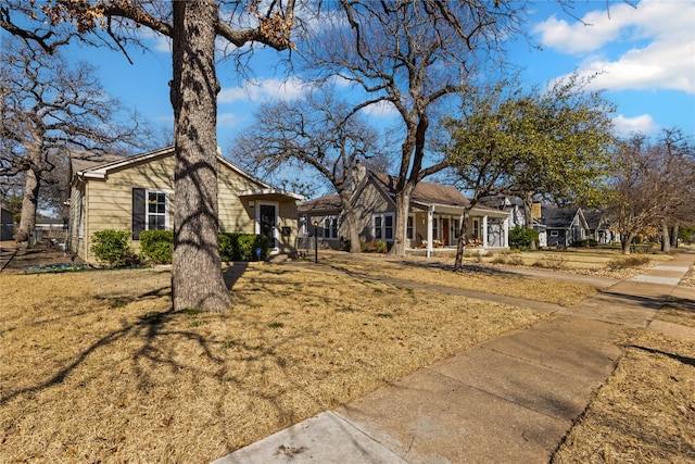 view of front facade featuring a front yard