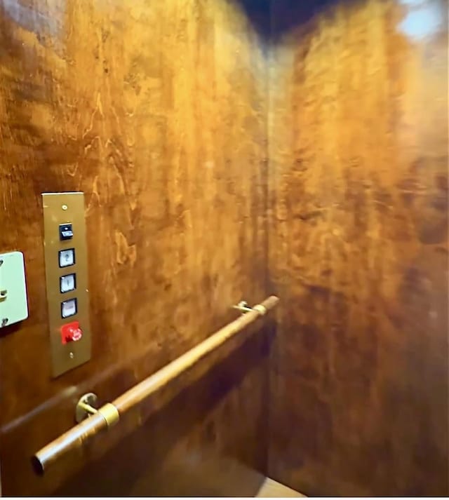 room details featuring elevator