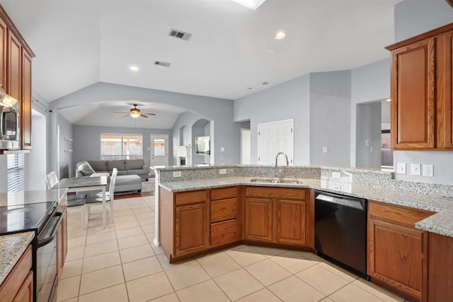 kitchen with visible vents, open floor plan, a sink, a peninsula, and black appliances