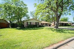 3813 Concord Dr, Abilene, TX 79603 - ranch-style home with a front lawn