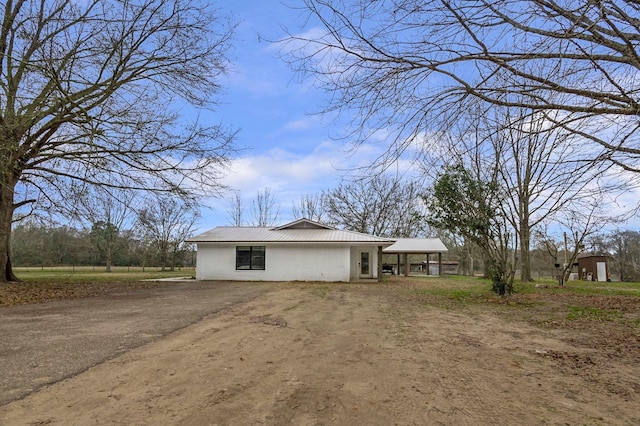 view of front of house featuring metal roof and driveway