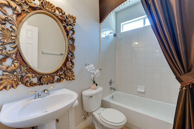 bathroom featuring baseboards, a sink, toilet, and shower / bathtub combination with curtain