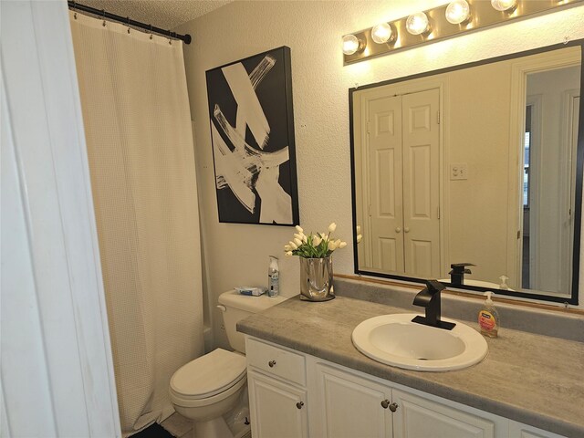 full bath with shower / bathtub combination with curtain, a textured wall, vanity, and toilet