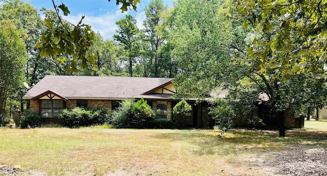 view of front of home featuring brick siding and a front lawn