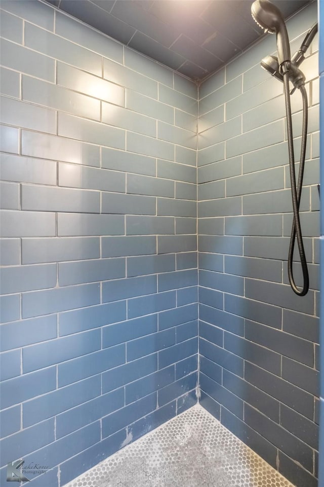 bathroom featuring a tile shower