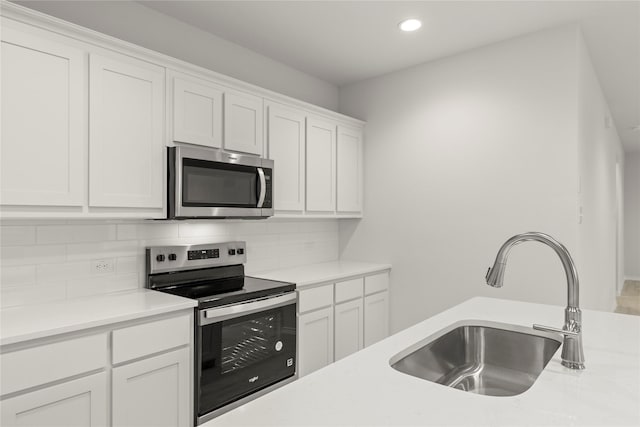 1810 Iris Rd, Melissa, TX 75454 - kitchen with stainless steel appliances, a sink, decorative backsplash, light countertops, and recessed lighting