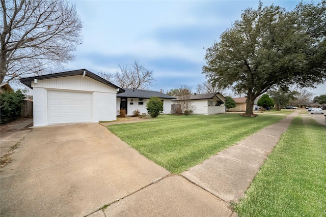 view of front of home featuring a garage, driveway, and a front lawn