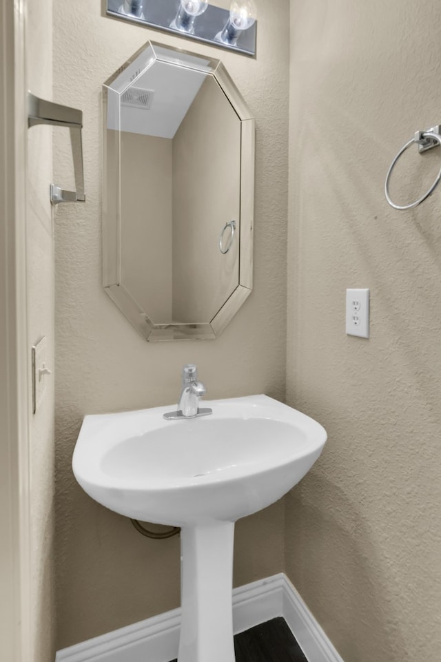 bathroom featuring visible vents and baseboards