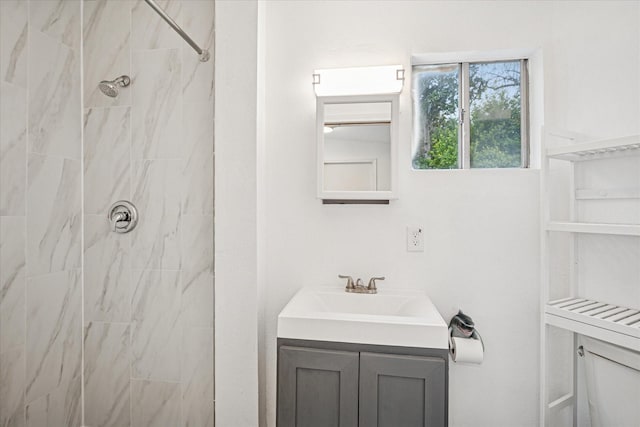 bathroom featuring tiled shower, vanity, and toilet