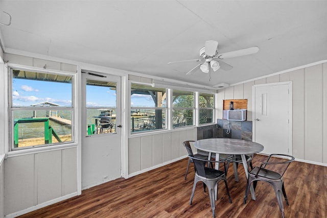 sunroom featuring ceiling fan