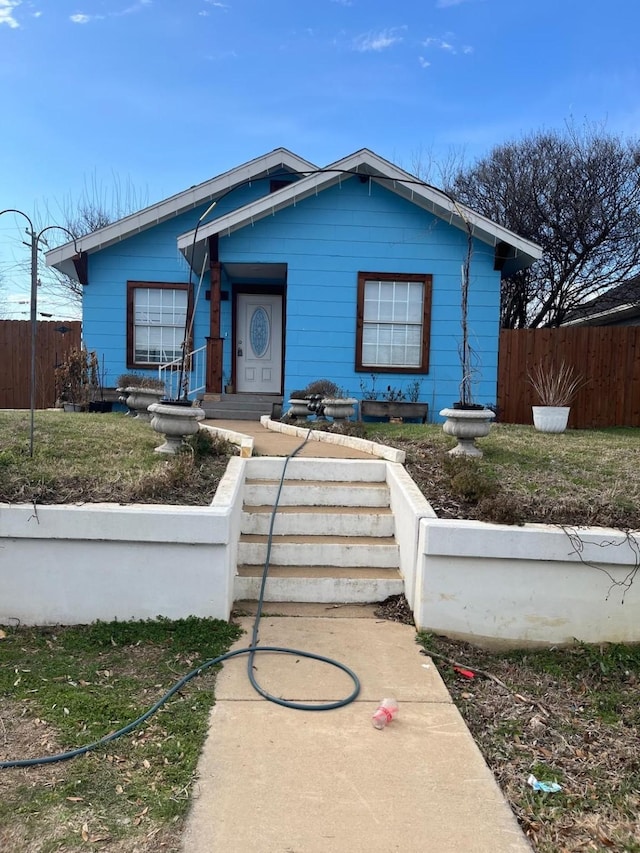 view of front of house featuring a fenced front yard