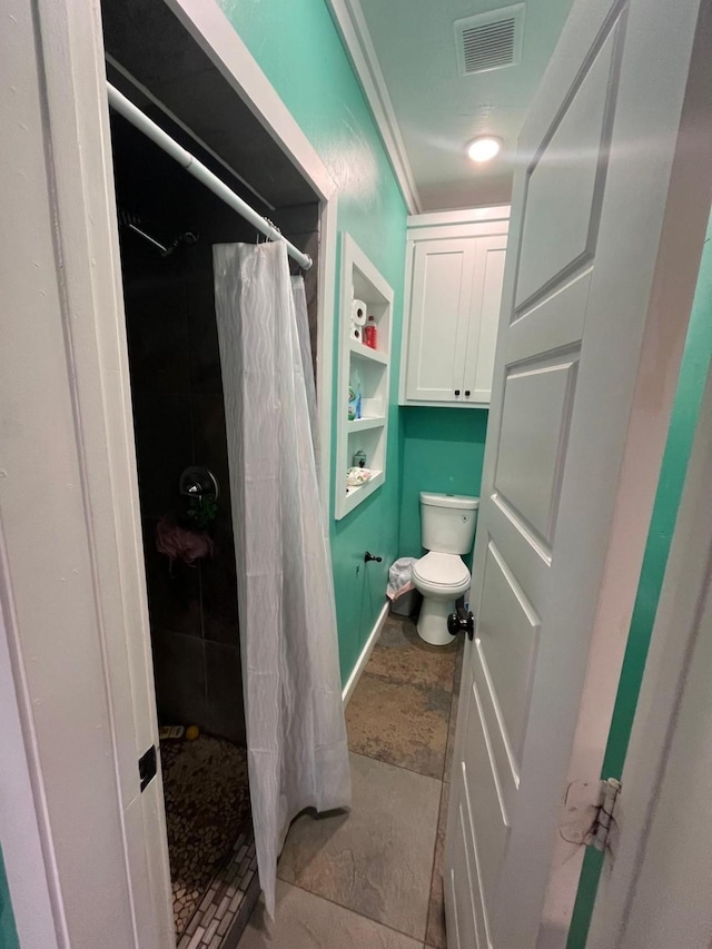 full bath featuring visible vents, a shower stall, and toilet