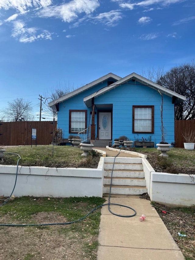 view of front of property featuring a fenced front yard