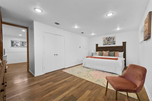 bedroom with baseboards, visible vents, dark wood-type flooring, and recessed lighting