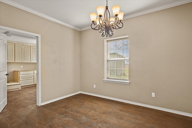 empty room with dark wood-type flooring, a chandelier, ornamental molding, and baseboards