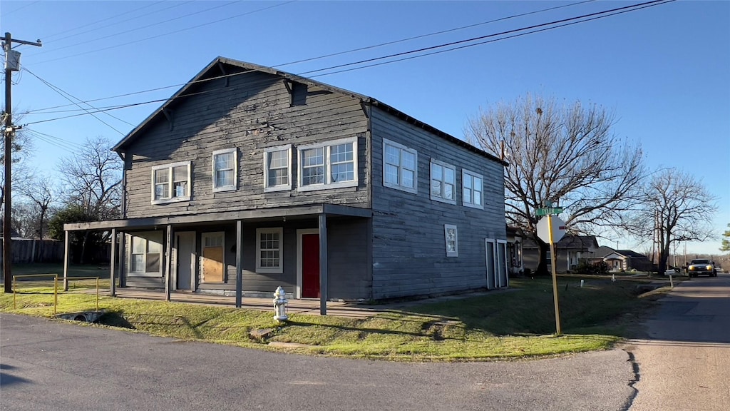 view of front of property featuring a porch and a front lawn