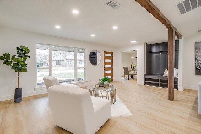 living room featuring light wood finished floors, baseboards, visible vents, and recessed lighting