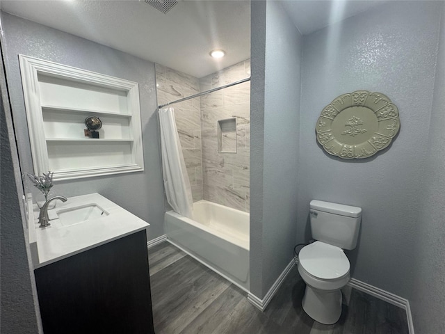 full bathroom featuring visible vents, baseboards, toilet, wood finished floors, and shower / tub combo with curtain