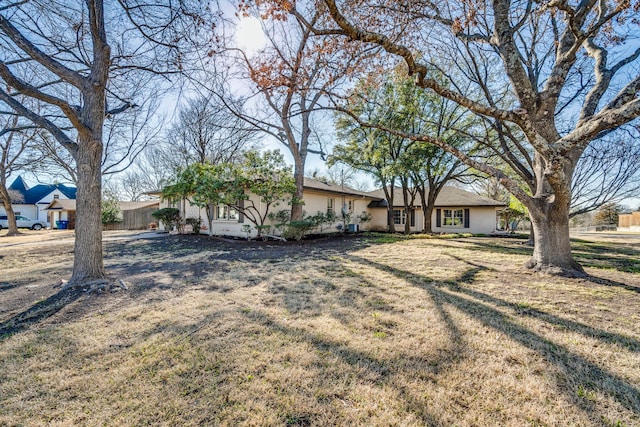 view of front of house featuring stucco siding and a front yard