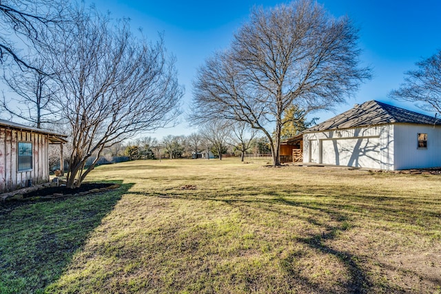 view of yard featuring an outdoor structure