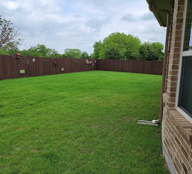 view of yard featuring a fenced backyard