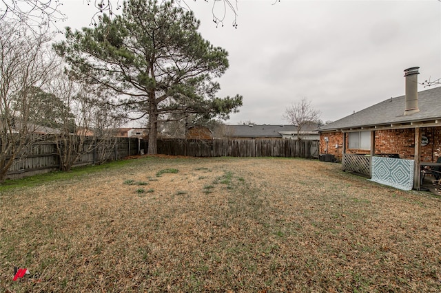 view of yard featuring a fenced backyard