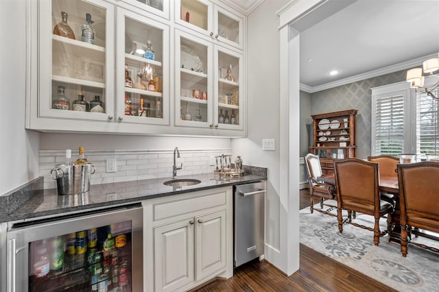 6611 Dartbrook Dr, Dallas, TX 75254 - indoor wet bar featuring wine cooler, crown molding, dark wood-type flooring, dishwasher, and decorative backsplash