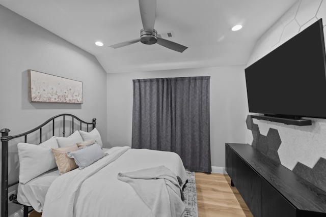 bedroom featuring light wood finished floors, visible vents, ceiling fan, vaulted ceiling, and recessed lighting