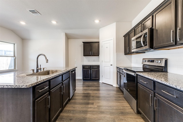 1023 Bedias Rd, Forney, TX 75126 - kitchen featuring visible vents, an island with sink, dark wood-type flooring, stainless steel appliances, and a sink