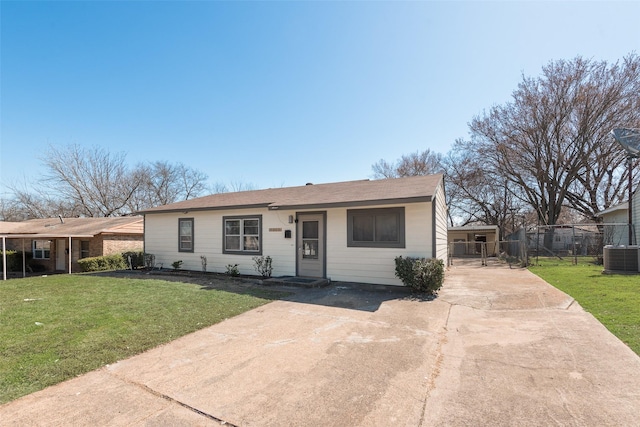 view of front of property with a front yard, cooling unit, fence, and driveway