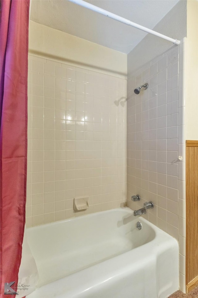 bathroom featuring shower / tub combo