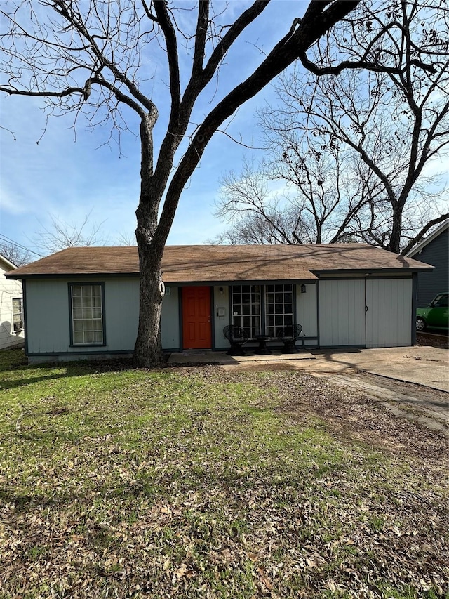 view of front of home featuring driveway and a front lawn