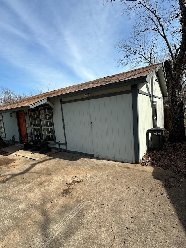 view of outdoor structure featuring driveway