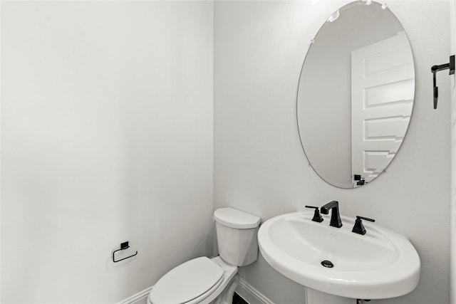 551 Baker Ct, Fate, TX 75189 - bathroom featuring a sink, baseboards, and toilet
