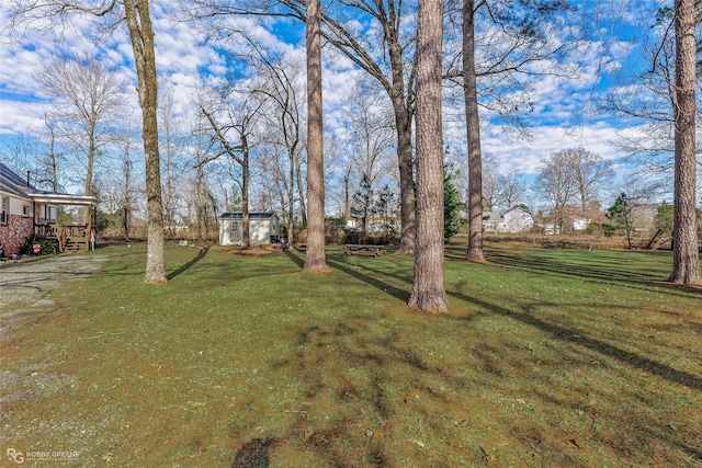 view of yard featuring an outdoor structure