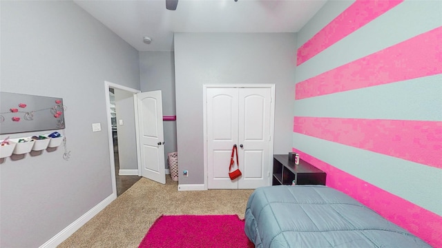 carpeted bedroom featuring ceiling fan, baseboards, and a closet