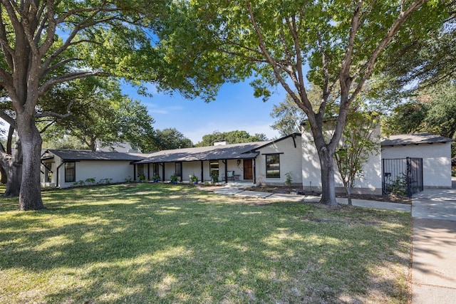 view of front of property featuring a front yard