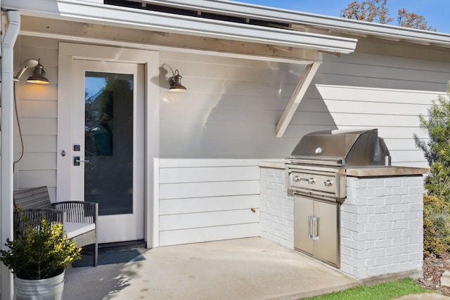 view of patio with an outdoor kitchen and area for grilling