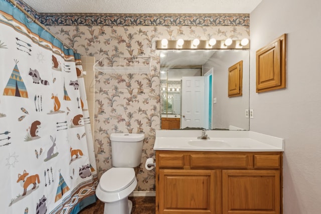 full bathroom featuring a shower with curtain, vanity, toilet, and wallpapered walls